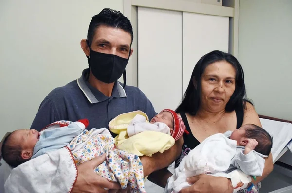Mulher que esperava gêmeas dá à luz a trigêmeos: “Estava escondido”