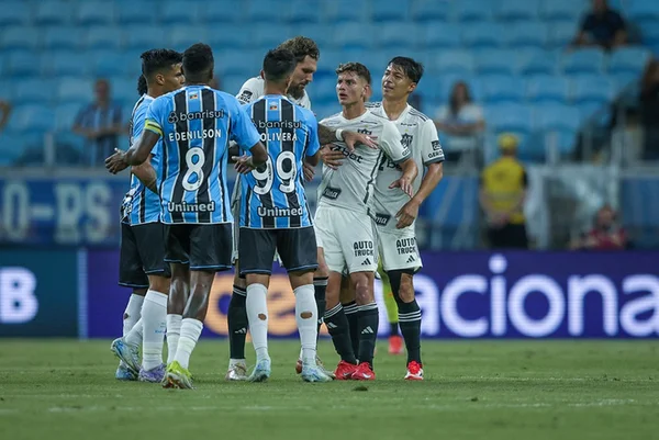 Imagem colorida do jogo entre Atlético-MG e Grêmio - Metrópoles