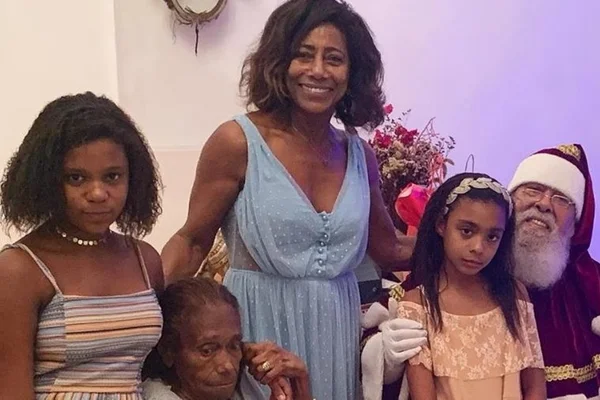 Gloria Maria discute com seguidores sobre cabelo das filhas