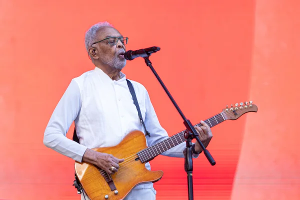 Foto colorida de Gilberto Gil durante passagem de som da turnê Tempo Rei