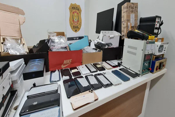 Celulares em cima de mesa