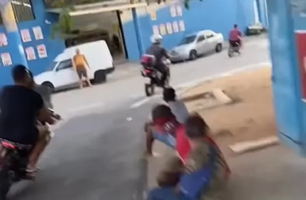 Imagem colorida mostra moto da PM perseguindo suspeito e sendo seguida por motoqueiros em outra moto - Metrópoles