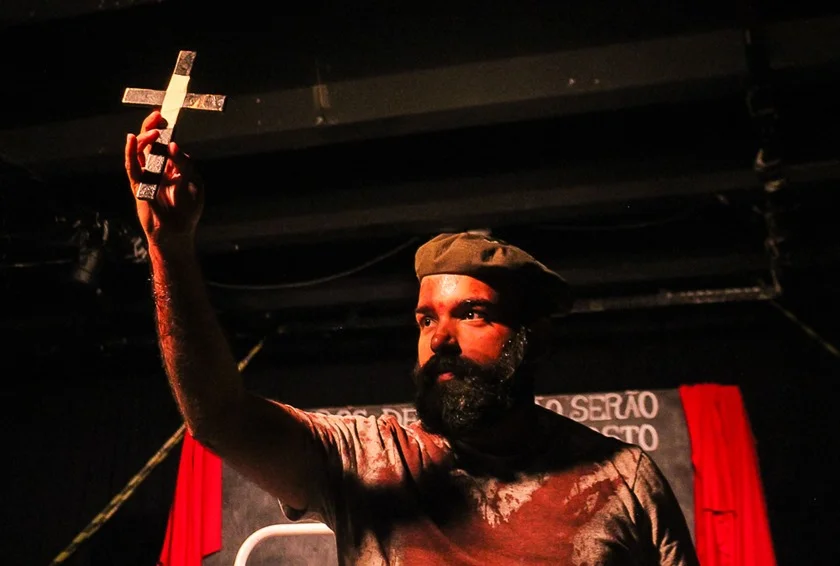 Pai de Gigio é um personagem fanático religioso e extremista, assim como o filho Pai de Gigio é um personagem fanático religioso e extremista, assim como o filho
