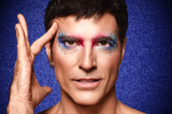 Imagem colorida mostra o ator Reynaldo Gianecchini com olhos maquiados para o musical Priscilla - Metrópoles