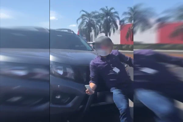 homem em frente a carro