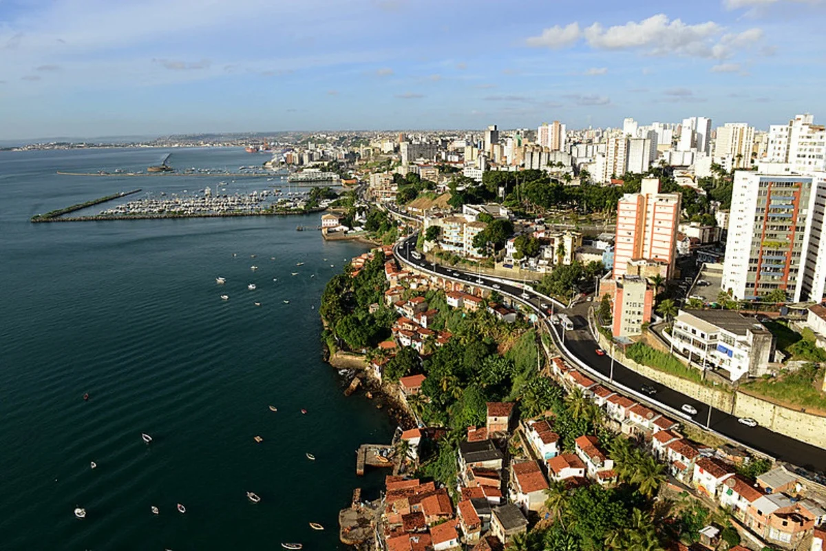 Lula transfere, simbolicamente, a capital federal para Salvador em 2/7