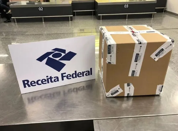 Rio: passageiro é flagrado com 850 mil euros em caixa de papelão