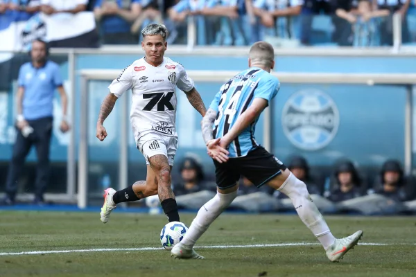 Imagem colorida dos jogadores de Grêmio e Santos