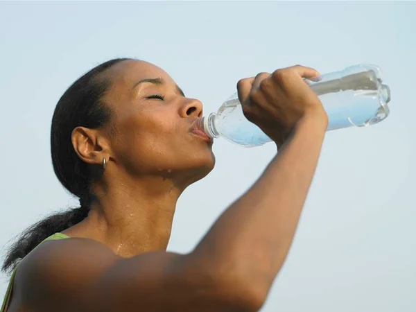Afinal de contas, beber água realmente ajuda a emagrecer?
