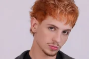 Juliano Floss mostra novo visual com cabelos ruivos Juliano Floss mostra novo visual com cabelos ruivos