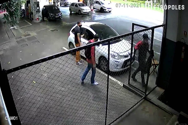 Homens próximos de carro branco