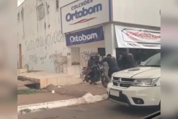 Vídeo: PMDF prende em flagrante casal com moto roubada na Asa Norte