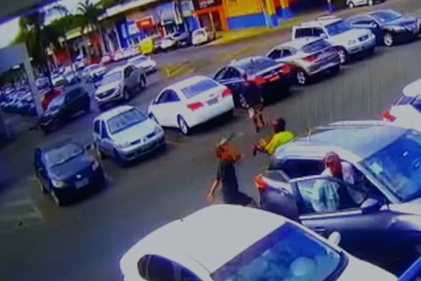 Vídeo: flanelinha esfaqueia rival durante disputa por ponto na Asa Sul