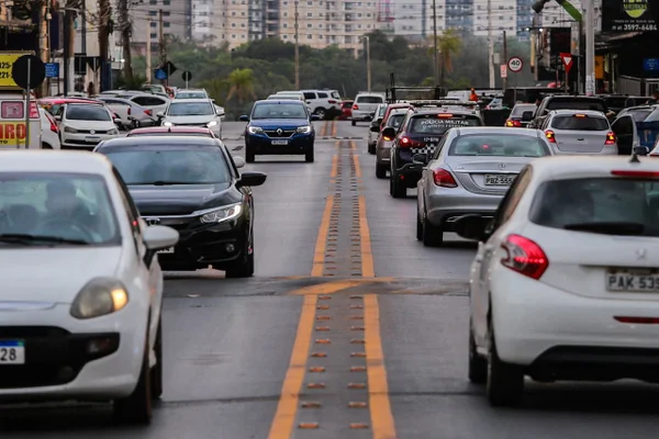 carros nas ruas asfaltadas de vicente pires