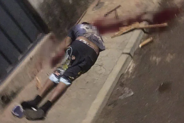 Foto colorida de homem morto