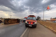  carro tombou na BR-040 e deixou uma vítima fatal; motorista saiu ileso.