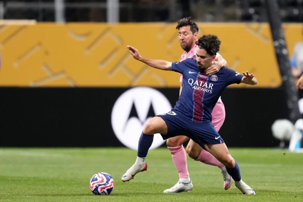Foto colorida de Messi e Vitinha, em partida entre Inter Miami e PSG no mundial de clubes - Metrópoles