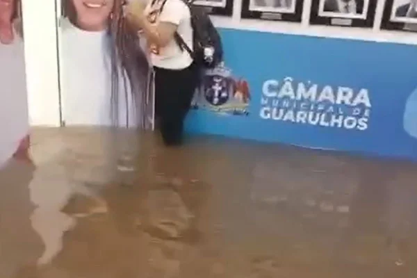 Com alerta severo para chuva intensa, temporal atingiu a região metropolitana e enxurrada invadiu o prédio da Câmara Municipal de Guarulhos - Metrópoles