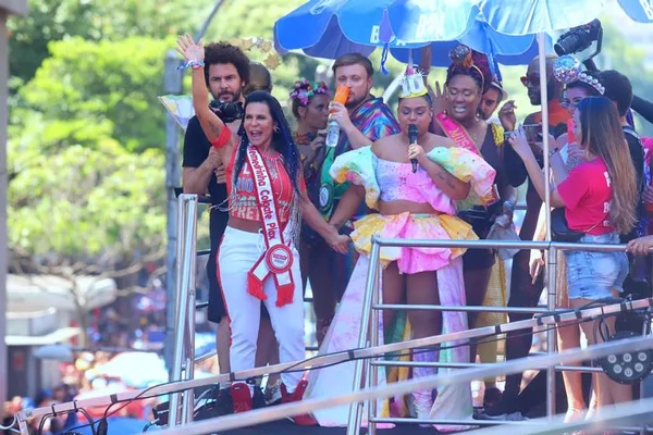 Bloco da Preta completa 10 anos e cantora se fantasia de bolo