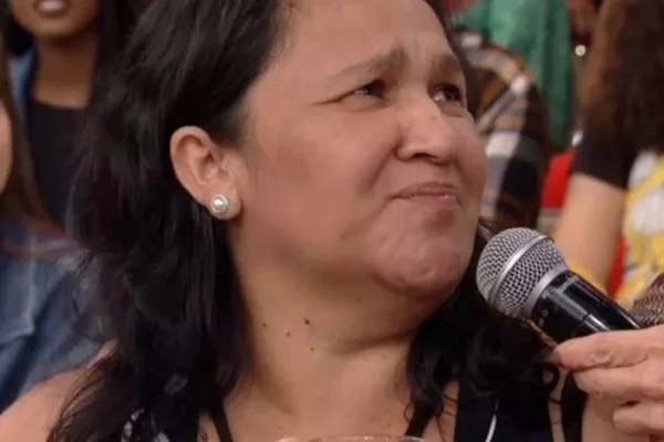 Mulher prova café de Fátima Bernardes no Encontro e faz cara de nojo