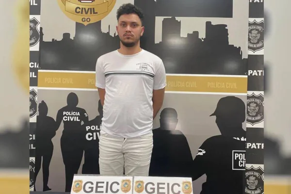 Foto colorida do professor de música Sávio Vasconcelos de Oliveira - Metrópoles
