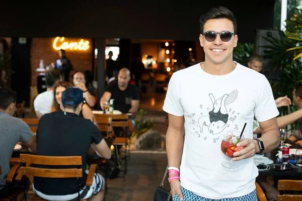 Empresário Cassio Aguiar comemora aniversário entre amigos no Contê