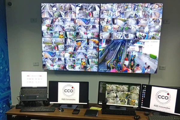 Imagem em cores de central de monitoramento em terminais de ônibus