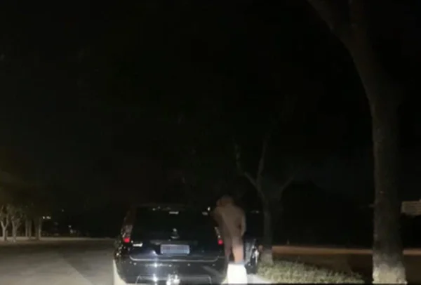 Homem pelado em um parque