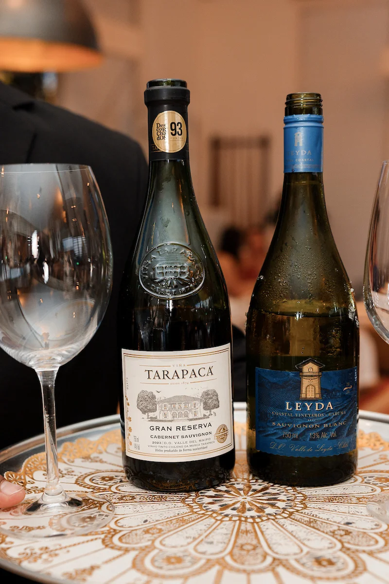 Vinhos servidos aos convidados Vinhos servidos aos convidados