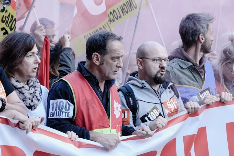<b>Em Guerra</B>: a administração da fábrica Perrin Industrie decide pelo fechamento total da empresa. Tendo o acordo feito, dois anos antes, desprezado e as promessas não respeitadas, os 1.100 funcionários, liderados por seu porta-voz Laurent Amedeo (Vincent Lindon), recusam esta decisão brutal e vão fazer de tudo para salvar seus empregos <b>Em Guerra</B>: a administração da fábrica Perrin Industrie decide pelo fechamento total da empresa. Tendo o acordo feito, dois anos antes, desprezado e as promessas não respeitadas, os 1.100 funcionários, liderados por seu porta-voz Laurent Amedeo (Vincent Lindon), recusam esta decisão brutal e vão fazer de tudo para salvar seus empregos