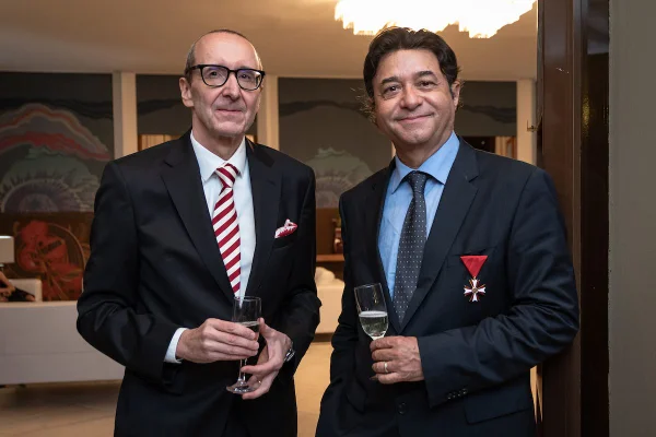 Maestro Claudio Cohen recebe exclusiva comenda da embaixada da Áustria