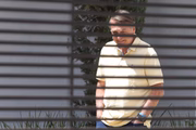 Bolsonaro passeia no jardim de sua casa em Brasília Bolsonaro passeia no jardim de sua casa em Brasília