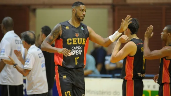 Luto no basquete. Ex-UniCeub/Brasília, pivô Fab Melo morre aos 26 anos