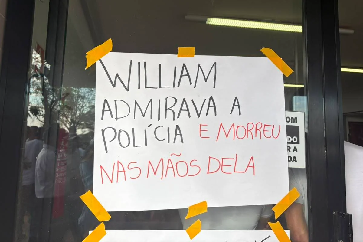 Familiares fizeram cartazes e grudaram as manifestações nas portas da capela Familiares fizeram cartazes e grudaram as manifestações nas portas da capela
