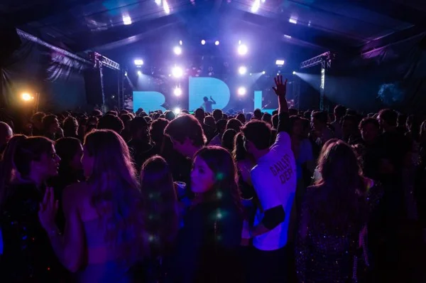 imagem colorida que mostra uma festa