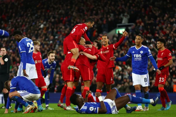 Liverpool vence o Leicester e fica a nove pontos do líder City