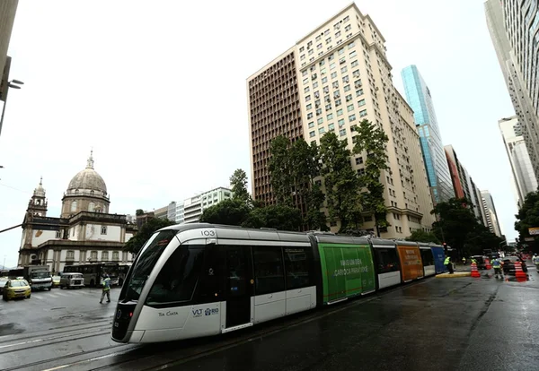 Com atraso e protestos, Rio de Janeiro inaugura linha do VLT