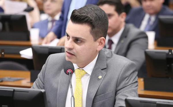 O deputado Yury do Paredão, do PL do Ceará, fala ao microfone em audiência na Câmara