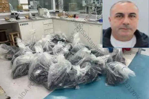 Sacos plásticos em laboratório. Em destaque, lado superior direito, homem branco, sem barba e careca - Metrópoles