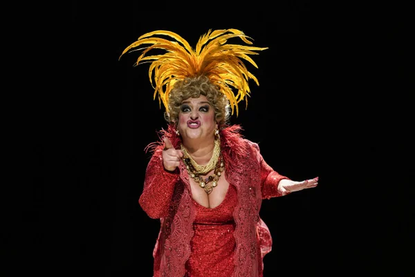 Peça de teatro homenageia Dercy Gonçalves