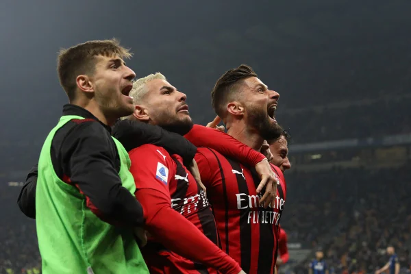 Giroud guia virada, marca dois e Milan vence a Inter de Milão