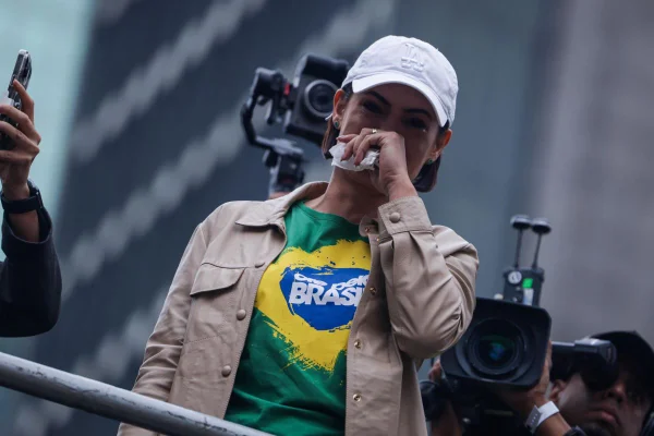 Foto colorida de Michelle Bolsonaro chorando na Avenida Paulista