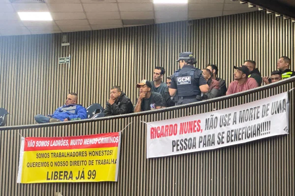 Imagem colorida mostra a Câmara de São Paulo na sessão que discute a regulamentação do mototáxi - Metrópoles