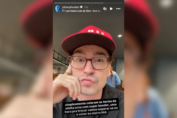 Cantor Johnny Hooker usou as redes sociais para alertar sobre uma urna eletrônica com teclas coladas em escola em São Paulo - Metrópoles