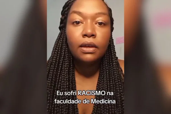 Imagem colorida mostra mulher de pele negra e cabelos longos trançados ao lado do rosto - Metrópoles