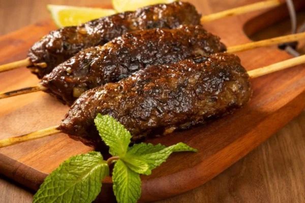 Espetinho de carne e linguiça