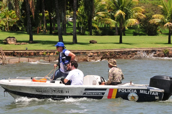 Fiscais flagram agressões ao Lago Paranoá