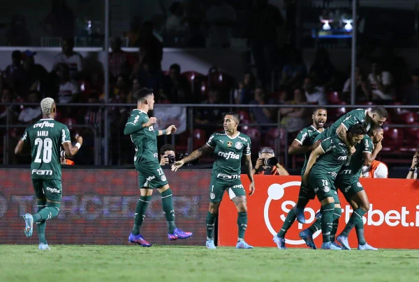 Palmeiras segura a pressão do São Paulo e vence o Choque-Rei