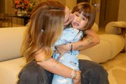 Virginia Fonseca dá um beijo em Maria Alice, sua primeira filha