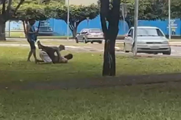 Homens são flagrados se agredindo em rua do DF e PM é acionada